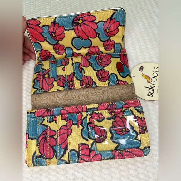 The Sak SakRoots yellow peace birds trifold wallet Sequin and embroidered trim - Picture 4 of 9